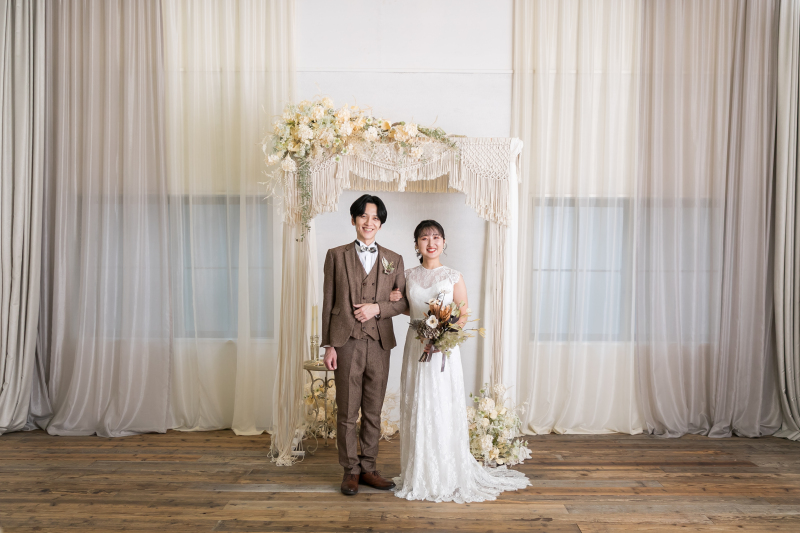 チャペル風背景の前でフォーマルに