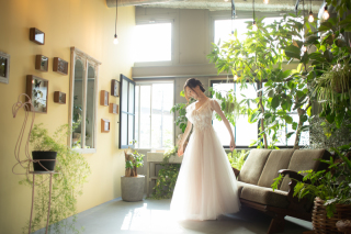 新感覚のソロウェディング★エアリーなウェディングドレスで、個性的な装いを叶えて！