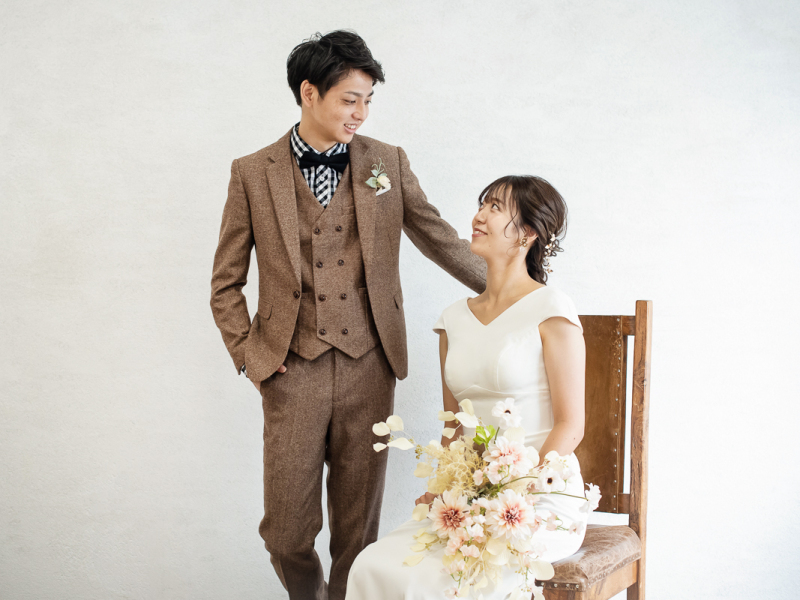 ナチュラルな白壁前で