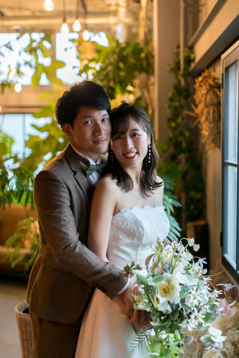 ご新郎様からバックハグ