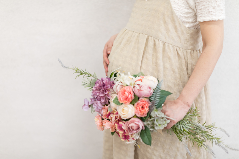 ウエディングの時のブーケとともに