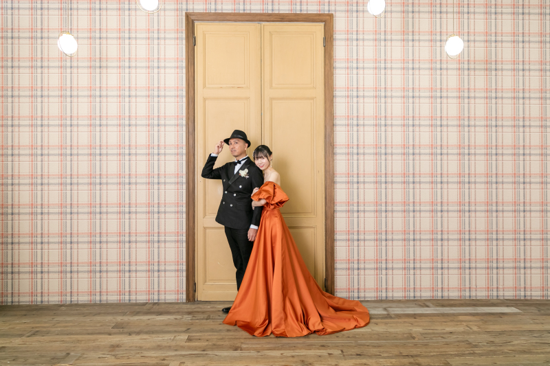 ご新郎様の腕に抱きついて