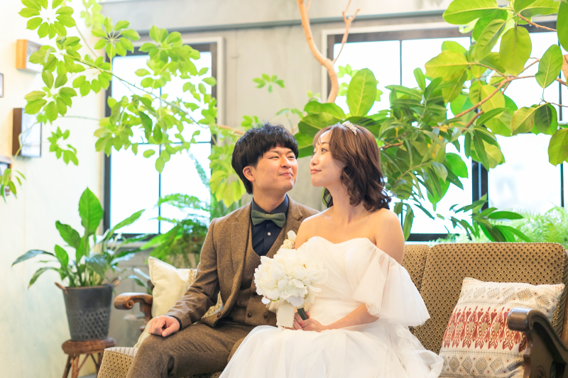 ソファに腰掛け