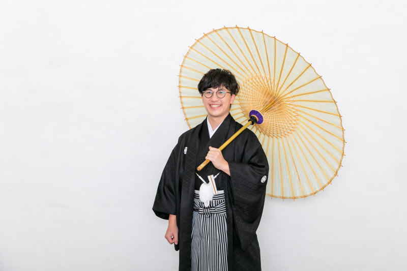 ご新婦様とお揃いの傘を持って。