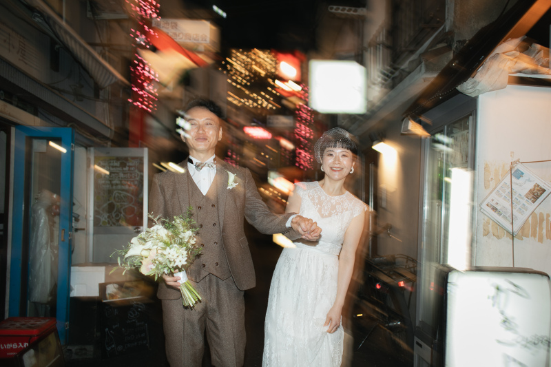 二人で手を繋いで