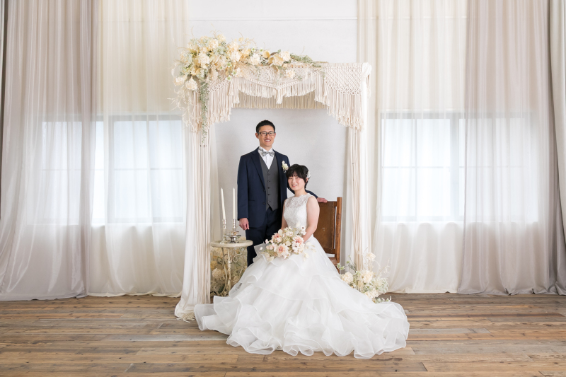 チャペル風の背景でかっちり