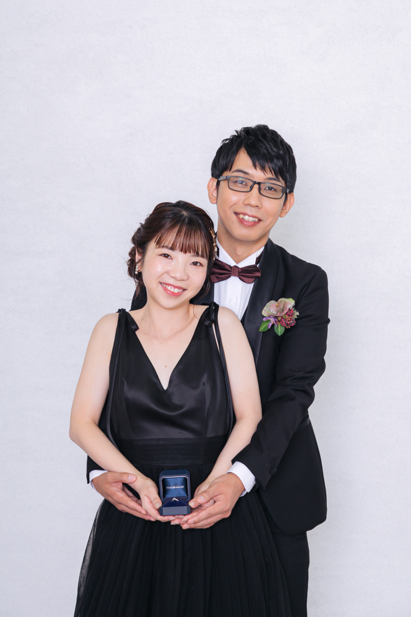 指輪を持って二人で