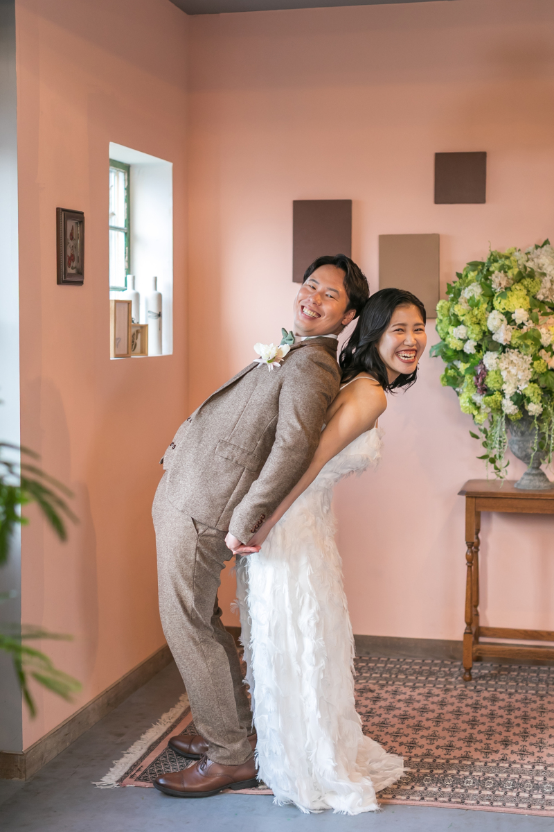 ご新婦様に寄りかかって