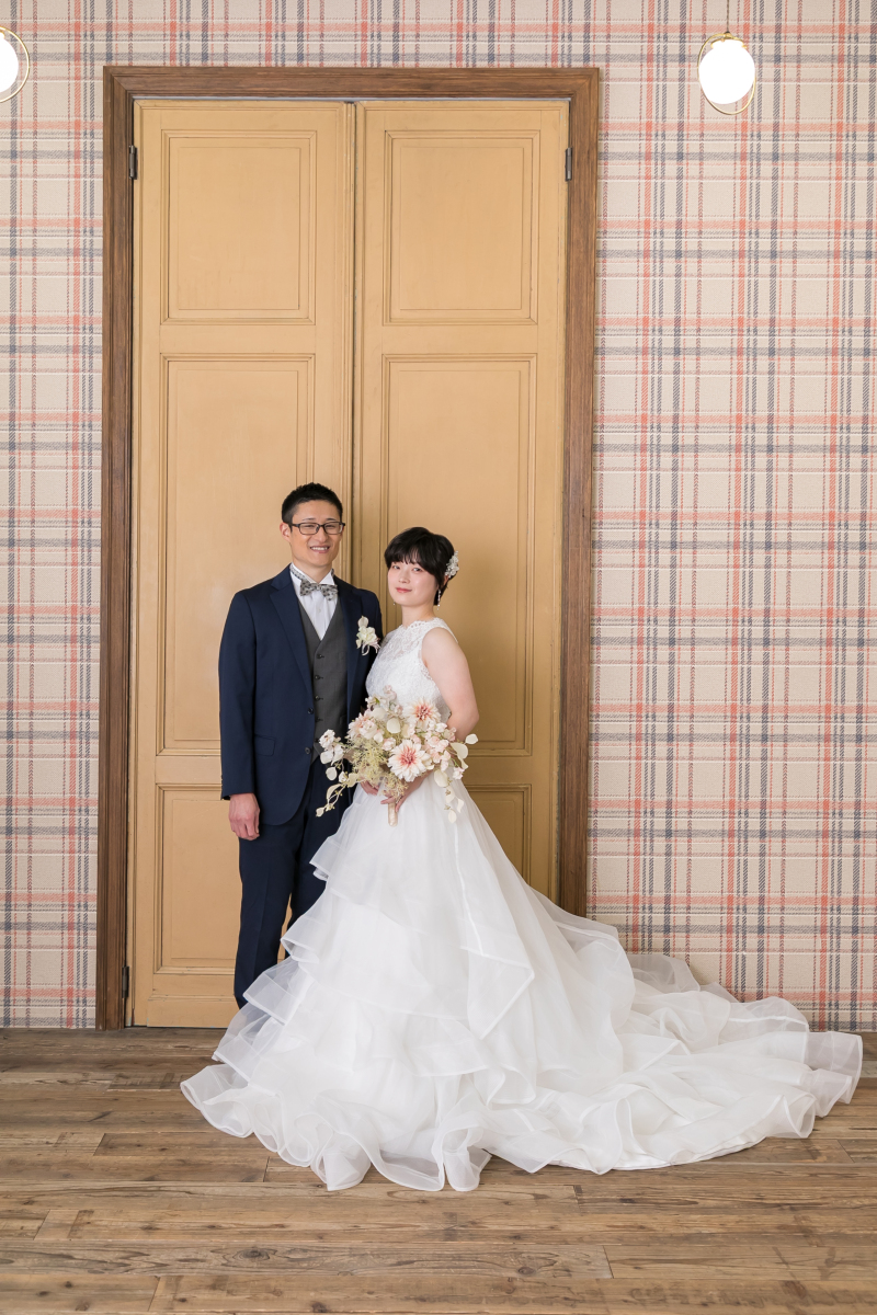 大きな扉の前で