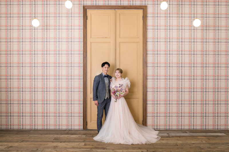 大きな扉とチェックの背景で