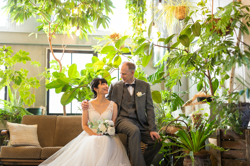 ソファに腰掛けて