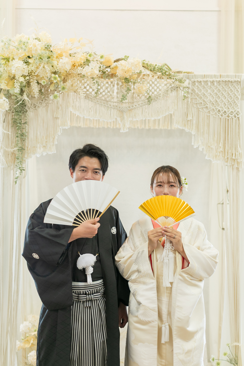 扇子で口元隠して