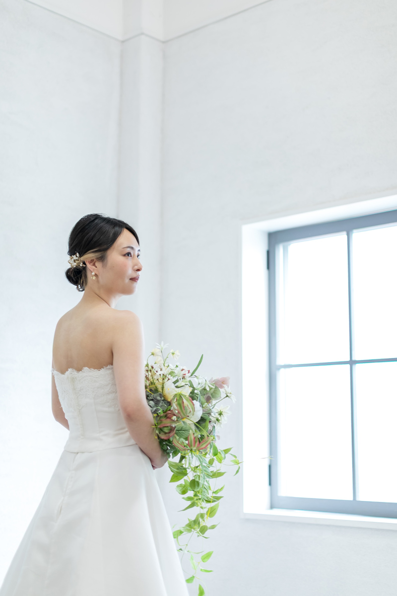 ご新婦様の洋装ソロショット。