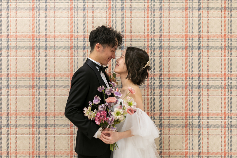 チェックの可愛い背景の前で