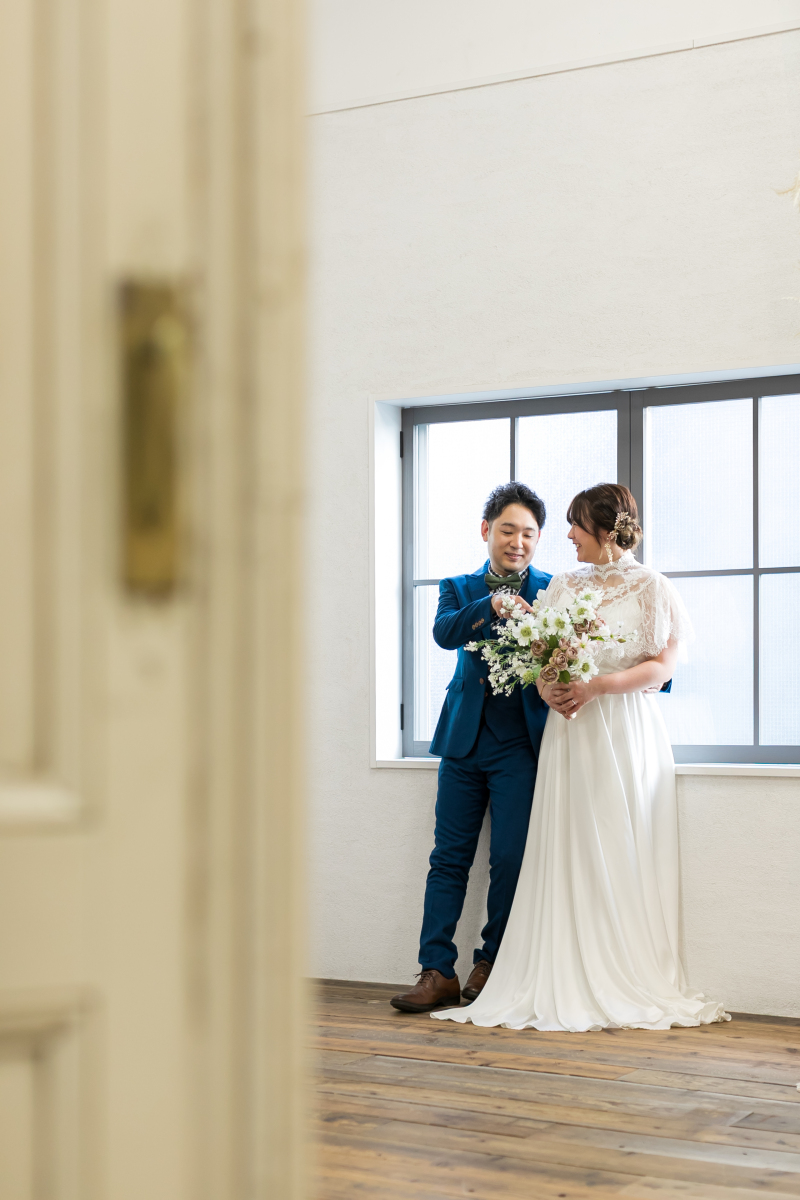 ドア越しにお二人を撮影