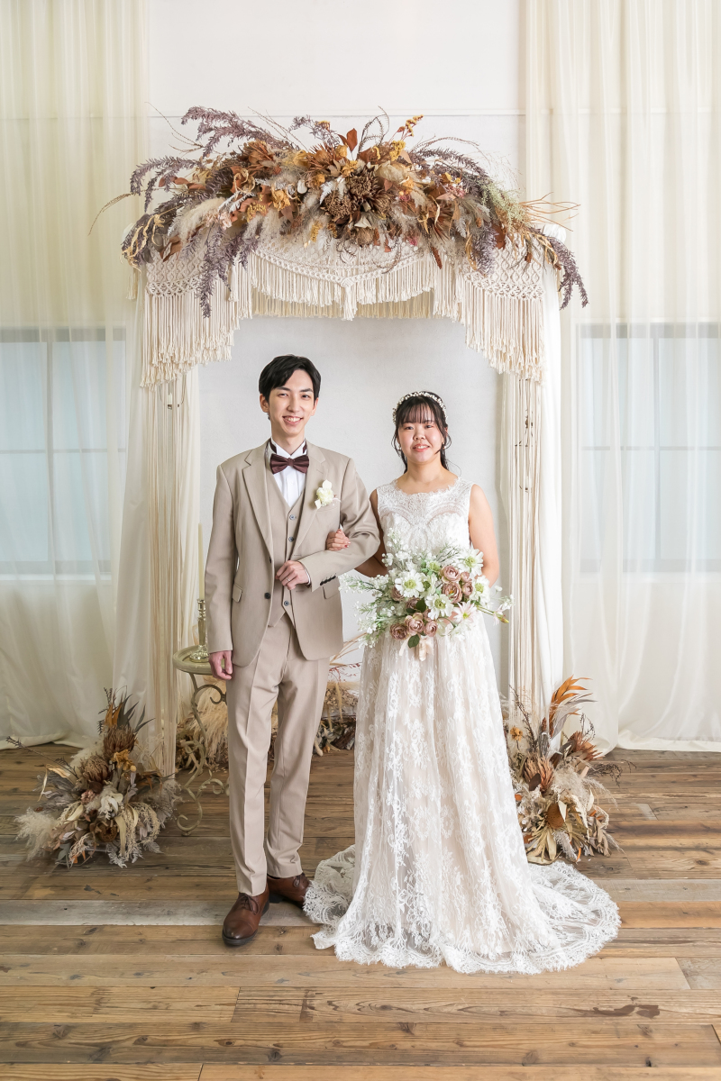 チャペル風背景でフォーマルショット