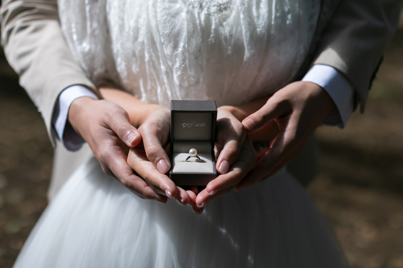 指輪に手を添えて