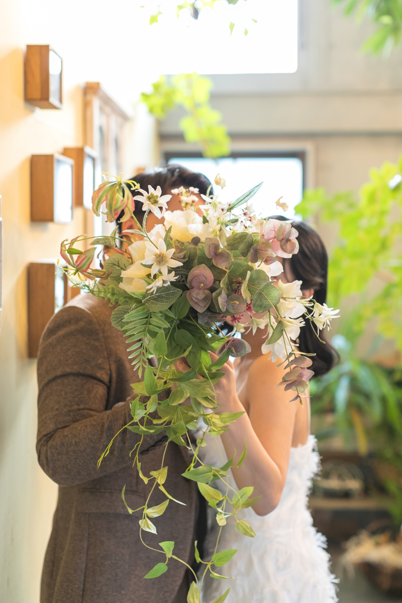 ブーケで顔隠して