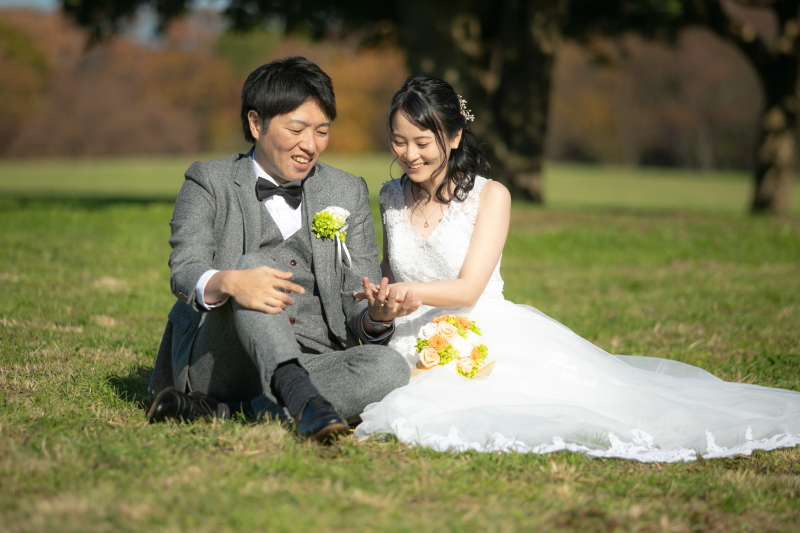 芝生に腰をかけて…