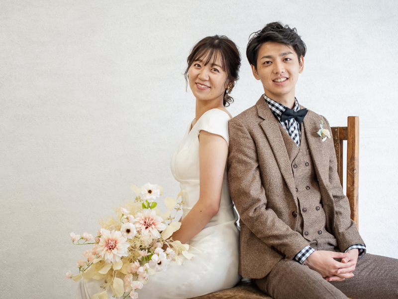 ナチュラルな白壁前で