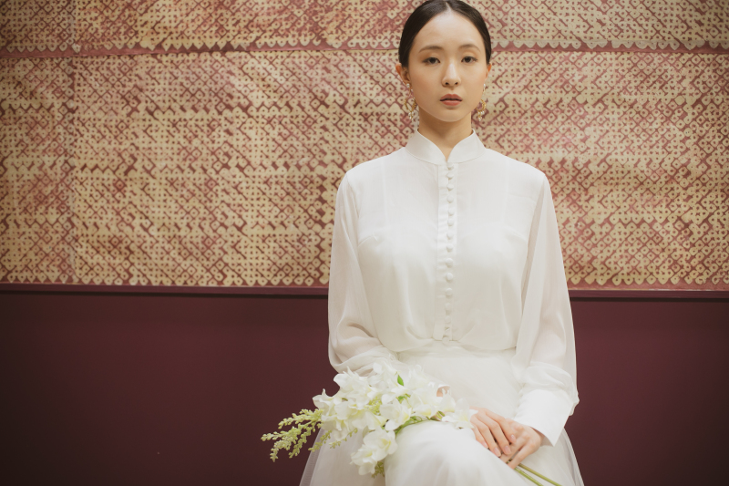 上品なパープルの部屋で、あえて室内光での撮影