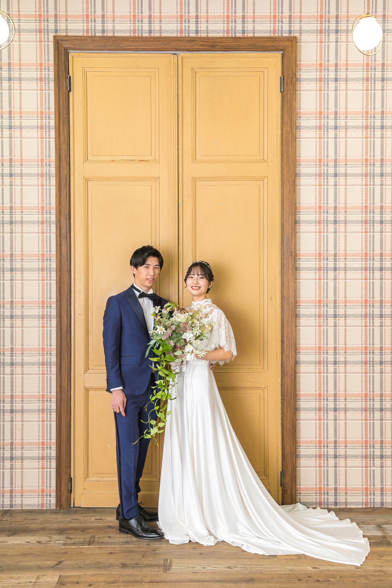 大きな扉の前で