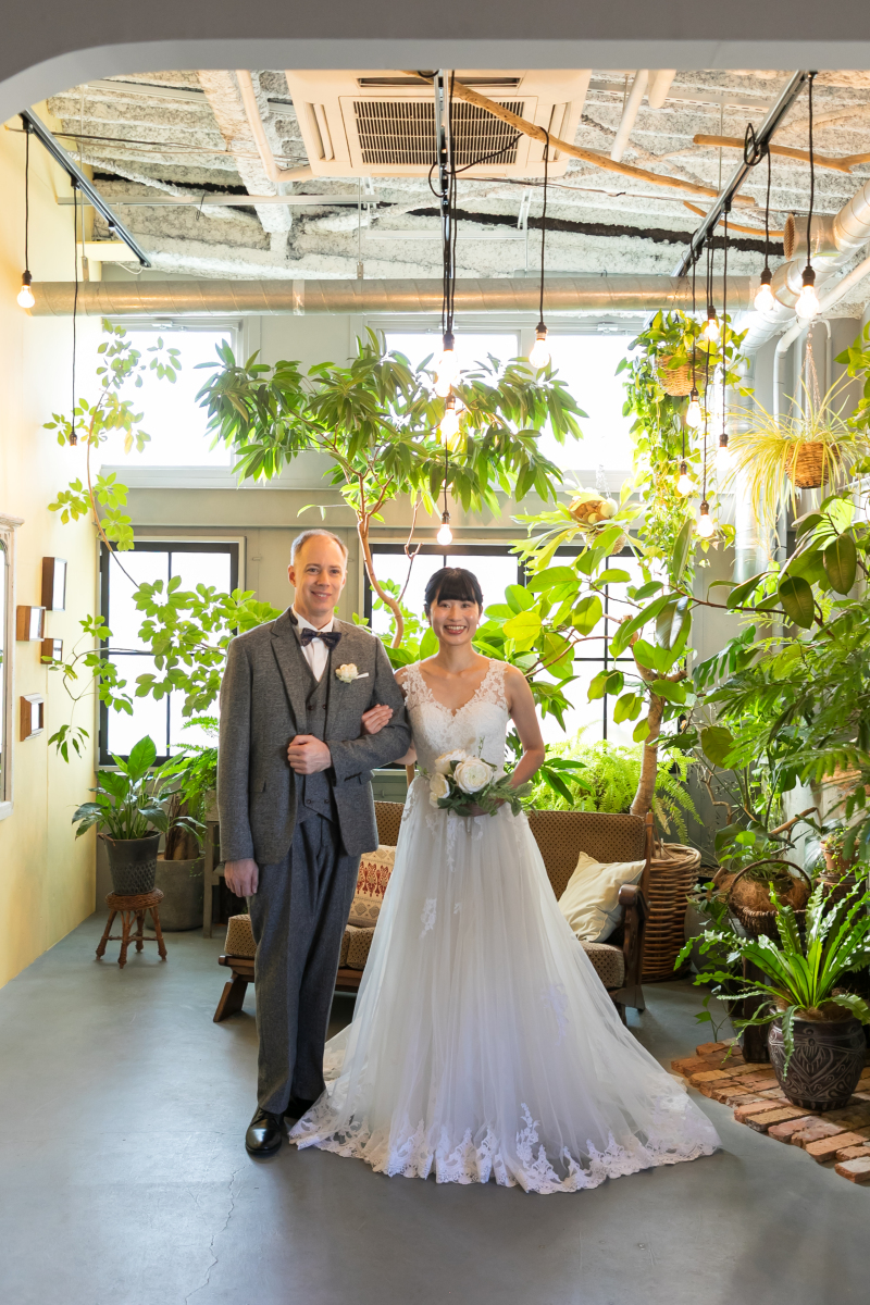 グリーンをバックにフォーマルショット。