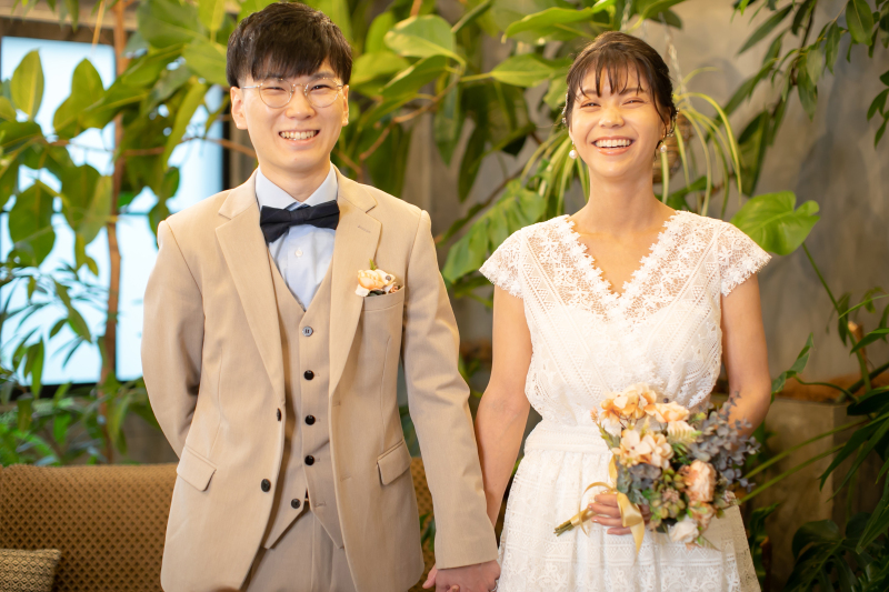 まずはふたりで手を繋いで。