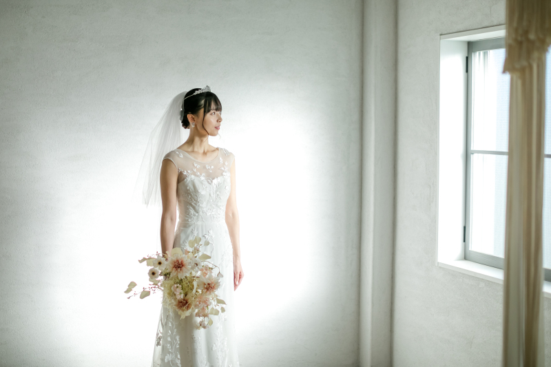 窓から差し込む光に包まれて