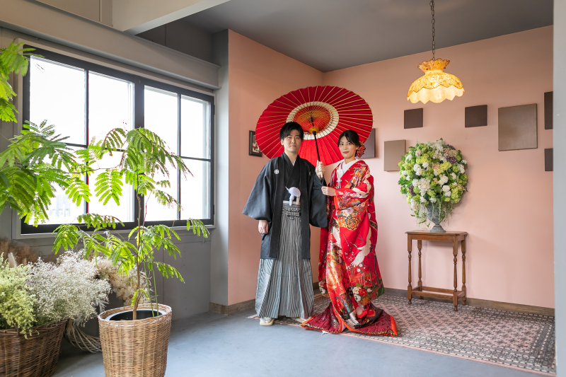 二人でひとつの傘に