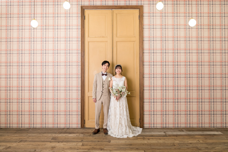 大きな扉の前で