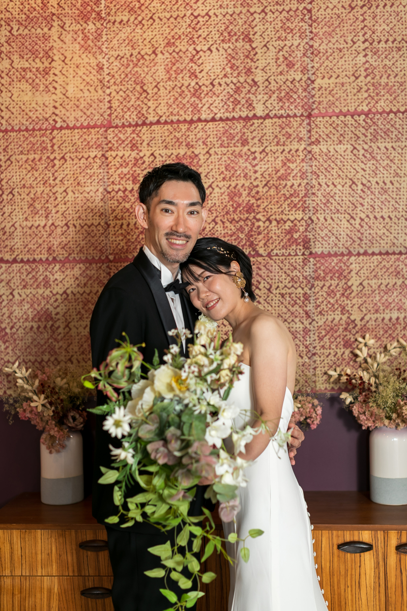 新郎様にもたれかかって