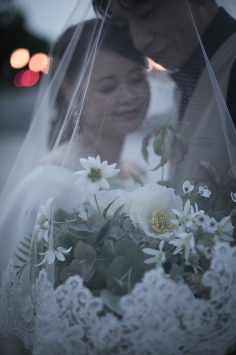 ベールに包まれて