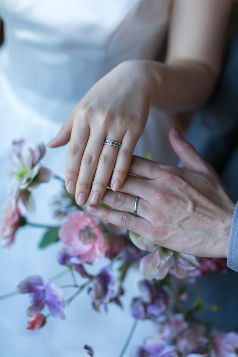 窓から差し込む光の中で