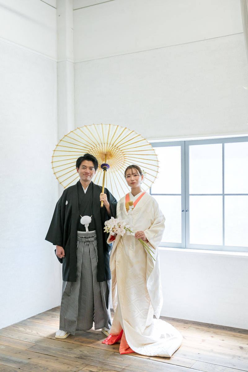 二人で傘をさして