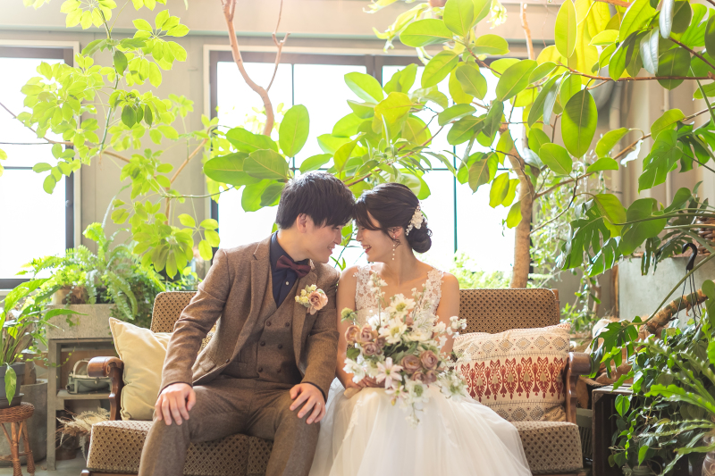 ソファに座って