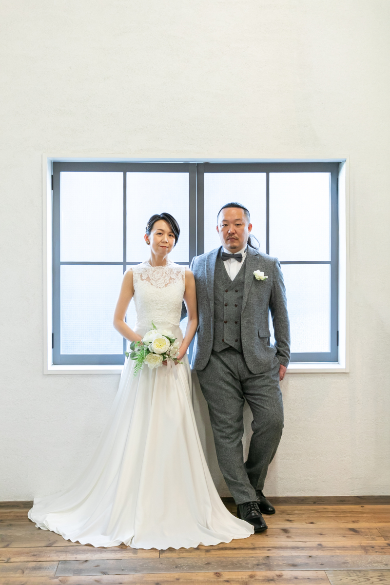 窓際に腰掛けて