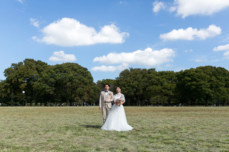 大きな広場の真ん中で