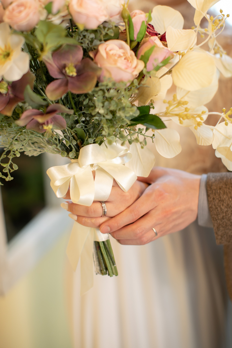 優しく手を握って。