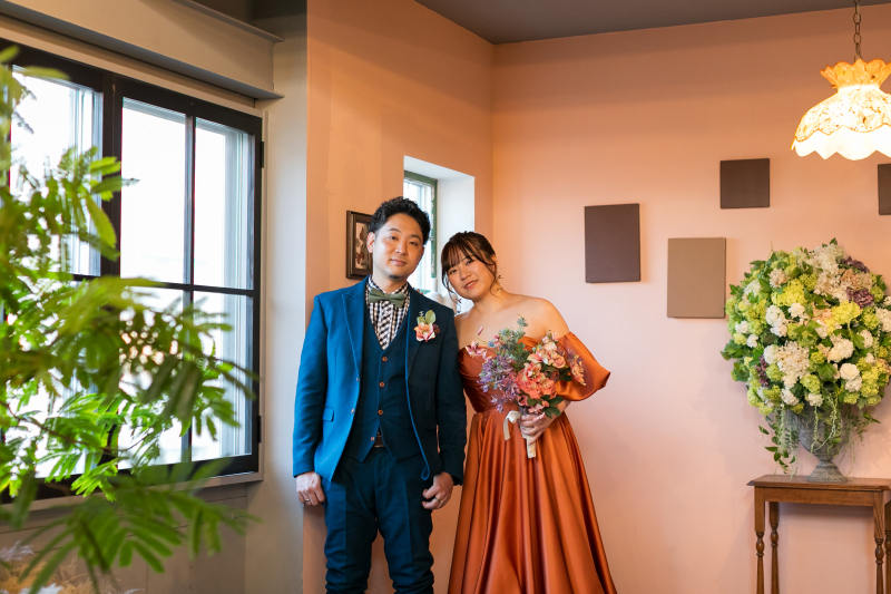 光差し込む窓辺で