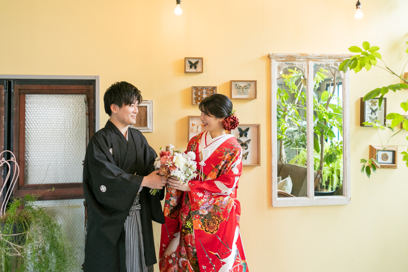 ご新郎様からご新婦様へブーケ渡し