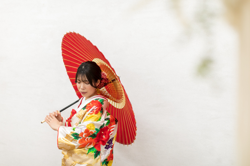 ご新婦様の和傘のソロショット