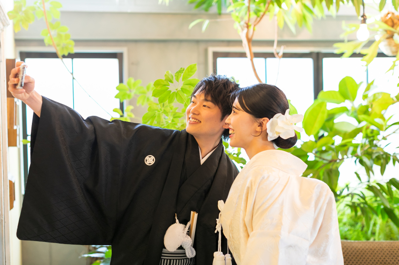 お着替えの前に自分たちのスマホでパシャリ