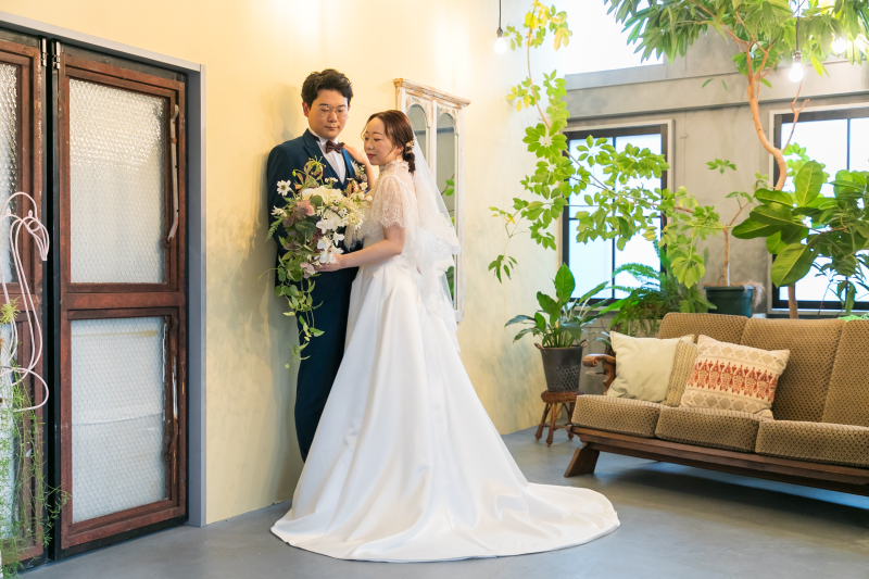 ベールをつけて二人でお花を持って