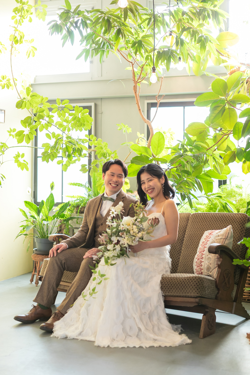 二人でソファに腰掛けて