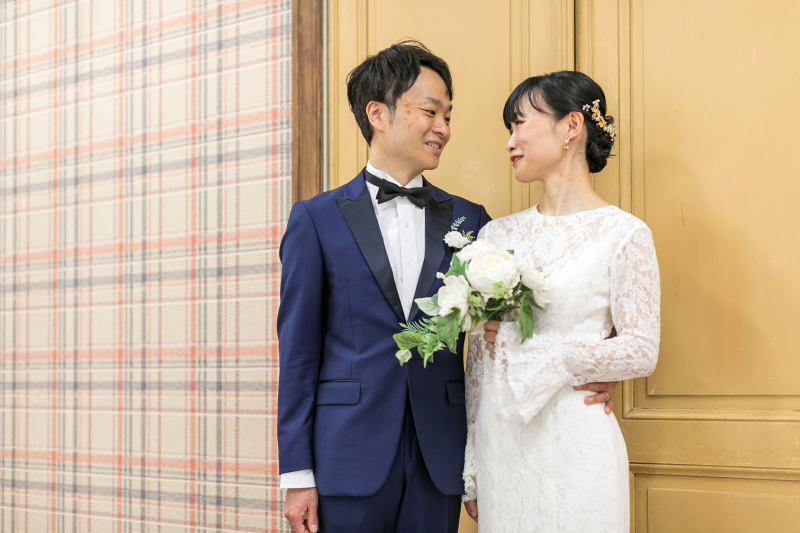 大きな扉の前で。