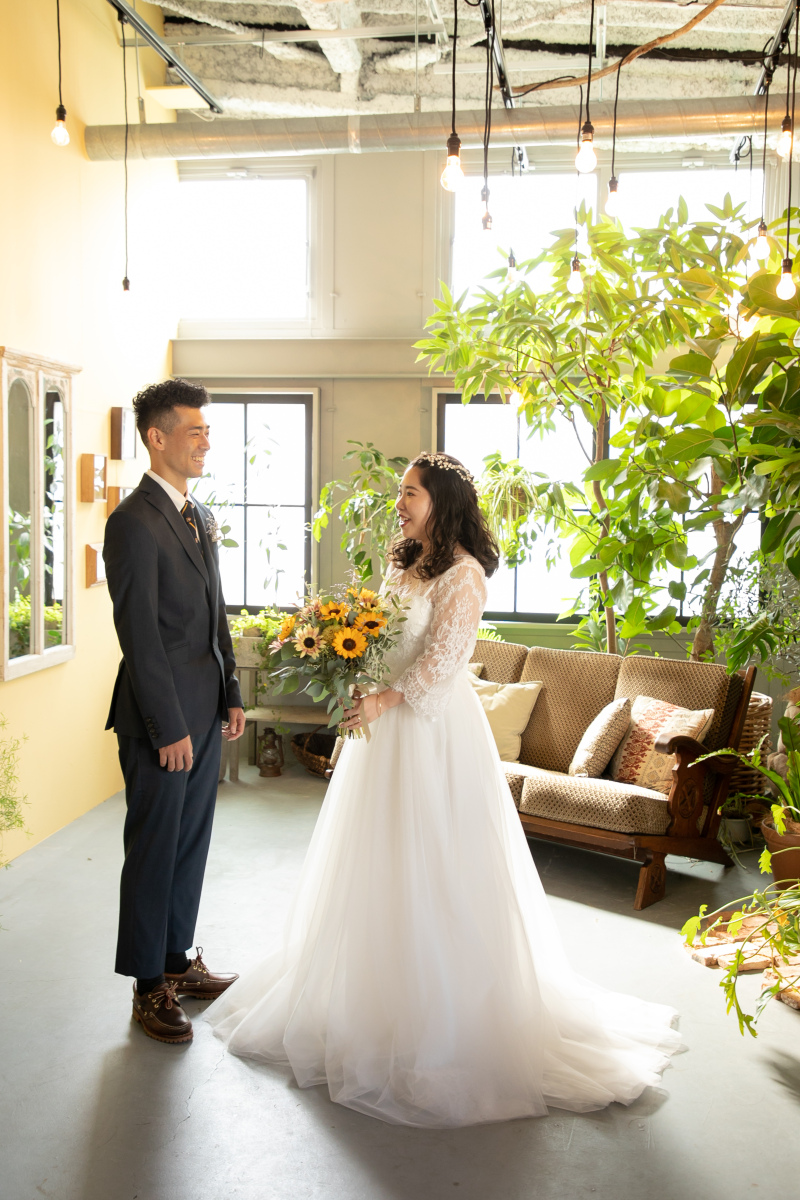 まるで外のような、光差し込むスタジオで