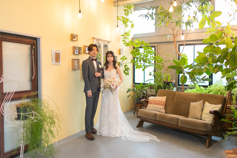 黄色の背景でフォーマルショット