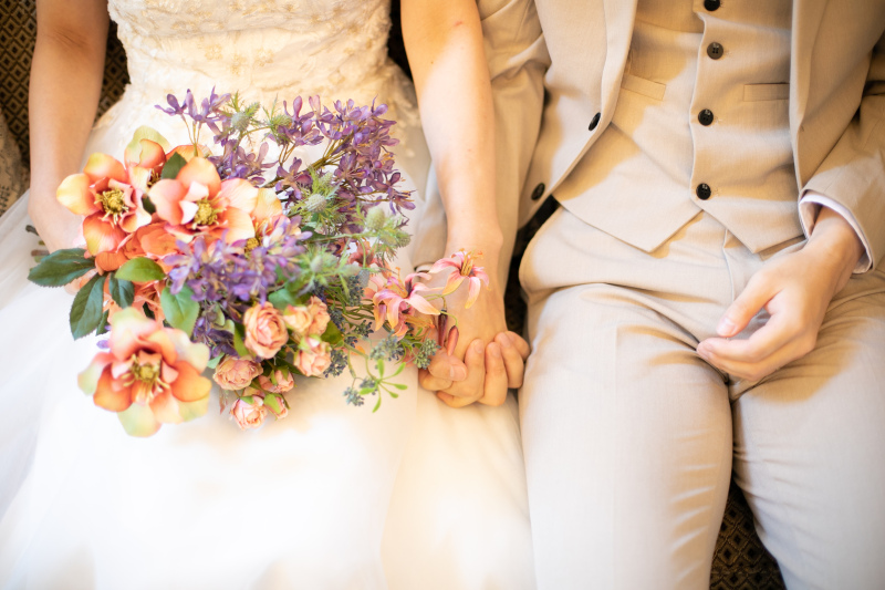 自然につながす手と手