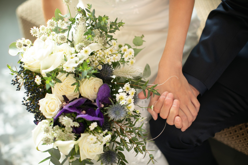 お互いの手を握って。